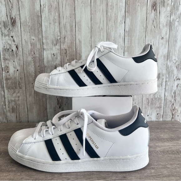 Adidas Low Top Superstars Size 7.5 - Picture 1 of 7
